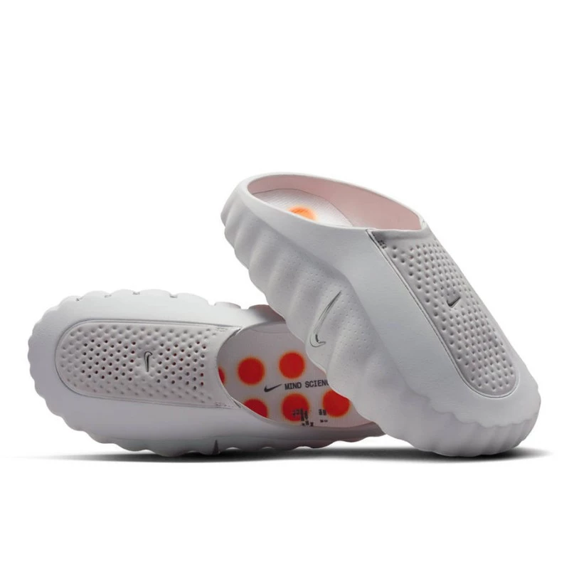 Sandales Nike blanches et rouges