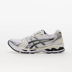 Chaussures de running ASICS blanches et noires