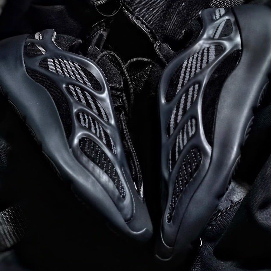 Yeezy 700 Sneakers Triple Black