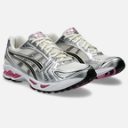 Chaussures de running ASICS blanches et roses