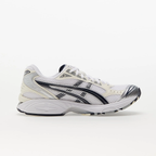 Chaussures de running ASICS blanches et noires